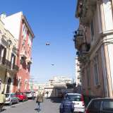 Via Emanuele Mola � interrotta da un sottopassaggio costruito nel 2015 per attraversare i binari della ferrovia. Fino al 2013 qui si trovava un passaggio a livello